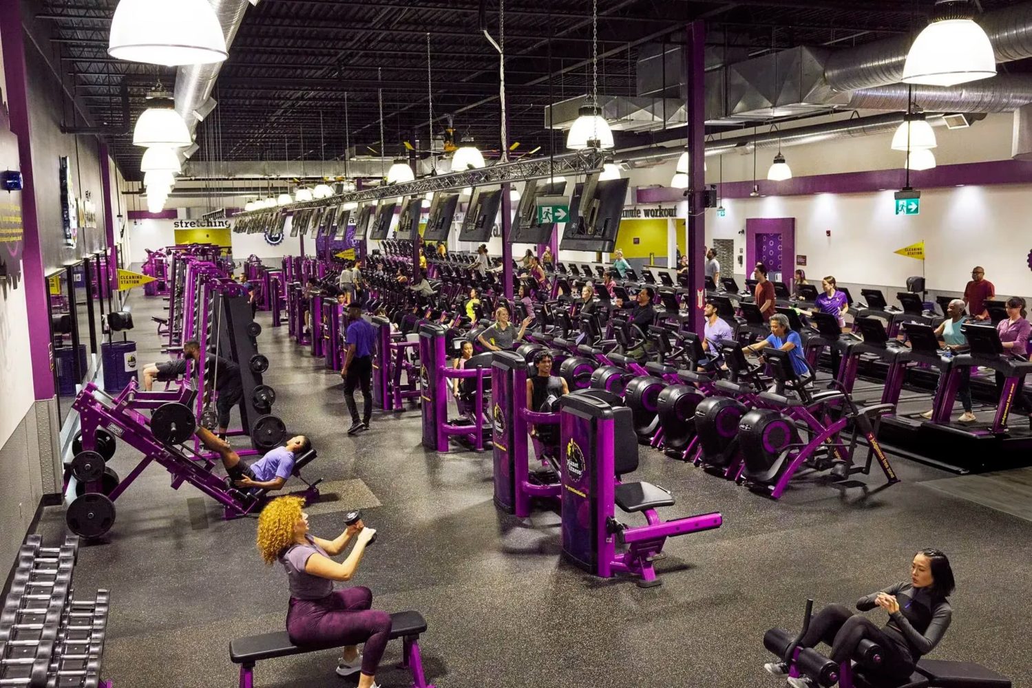 A large room with many people in a gym